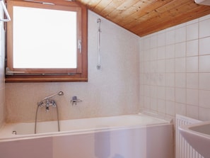 Badezimmer, Armatur, Wand, Badewanne, Flooring, Holz, Fussboden, Zapfhahn, Interior Design, Installation