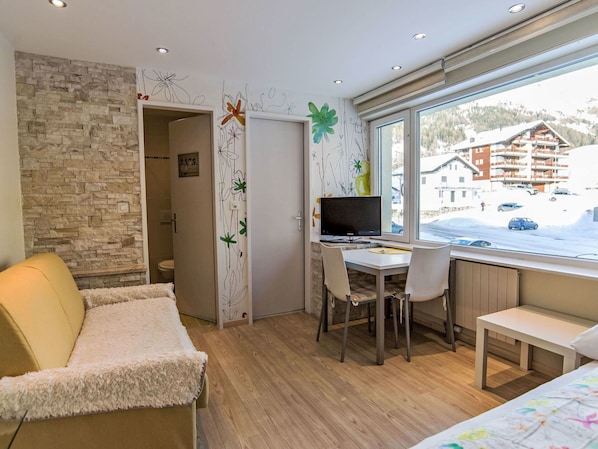 Meubles, Design Intérieur, Bois, Plafond, Pièce, Sol, Sol, Appartement, Chaise, Salon