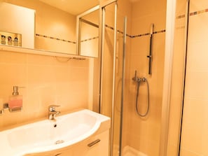 Sol, Design Intérieur, Sol, Luminaire Plomberie, Salle De Bains, Lavabo, Plomberie, Pièce, Robinet, Évier