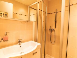 Sol, Design Intérieur, Luminaire Plomberie, Sol, Salle De Bains, Lavabo, Plomberie, Pièce, Robinet, Évier