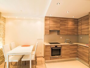 Meubles, Sol, Design Intérieur, Mur, Sol, Bois, Cuisine, Plafond, Comptoir, Parquet