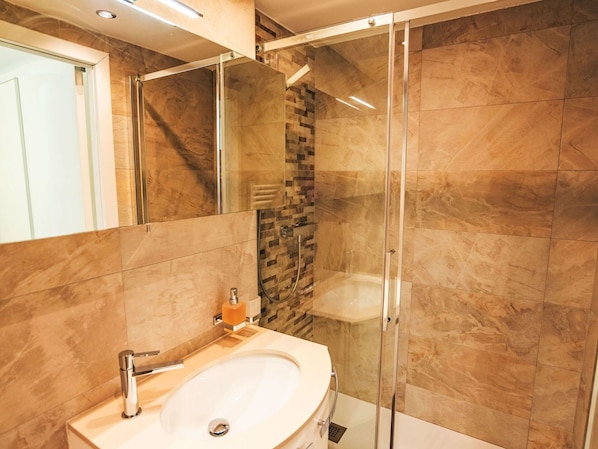Luminaire Plomberie, Salle De Bains, Mur, Sol, Lavabo, Design Intérieur, Sol, Évier, Robinet, Miroir