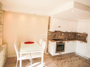 Meubles, Design Intérieur, Sol, Sol, Bois, Plafond, Pièce, Éclairage, Comptoir, Cuisine