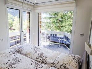 Bleu, Chaise, Mobilier De Jardin, Conception, Ombre, Tableau De Plein Air, Eco Hôtel, Patio, Plante D'Appartement, Daylighting