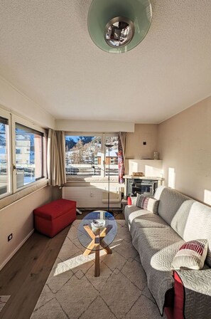 Bleu, Chaise, Mobilier De Jardin, Conception, Ombre, Tableau De Plein Air, Eco Hôtel, Patio, Plante D'Appartement, Daylighting