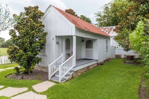 Welcome to The Bybee unit at Round Top Motel!