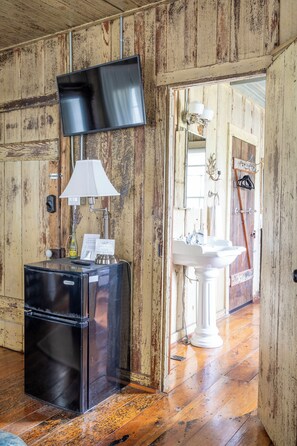 The Bybee unit has the original hard wood floors and modern amenities. 