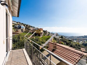 Blau, Stuhl, Gartenmöbel, Design, Schatten, Tisch Im Freien, Eco Hotel, Terrasse, Zimmerpflanze, Daylighting