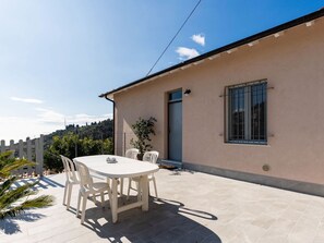 Blau, Stuhl, Gartenmöbel, Design, Schatten, Tisch Im Freien, Eco Hotel, Terrasse, Zimmerpflanze, Daylighting