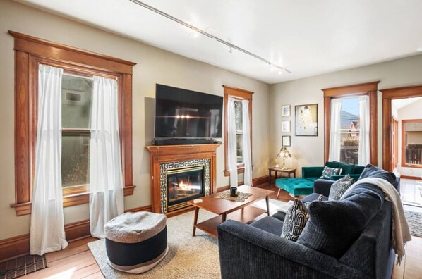 Cozy, functional living space with Smart TV and fast Wifi- unwind or work from home.