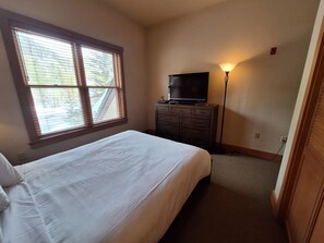 Screen, Indoors, TV, Floor, Furniture