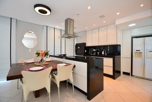 Kitchen or kitchenette,Dining area