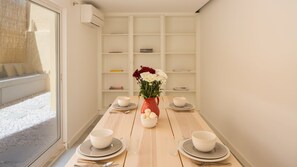 An inviting dining area that will comfortably fit all guests.
#dining #homemeal #portugal #pt #lisbon