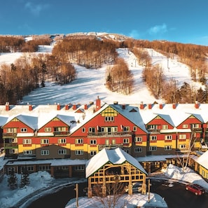 Wake up to breathtaking mountain views and slopeside convenience at this cozy retreat, where adventure and relaxation go hand in hand.