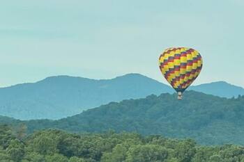 Hot Tub + Mountain Views- King Bed & Designer Space Just for Two