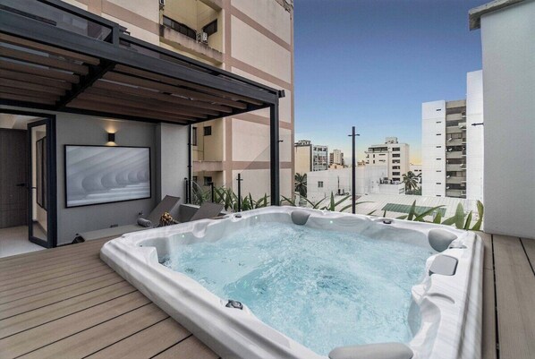 Outdoor spa tub