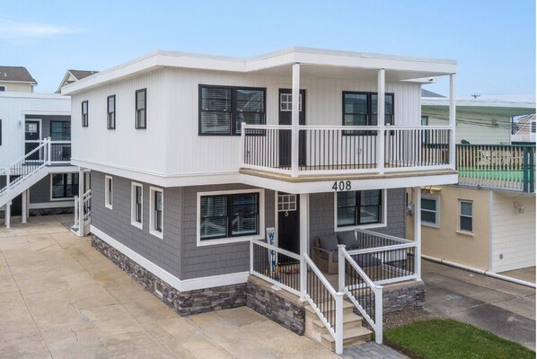 Your weekend escape starts here—cozy, modern, and close to it all.