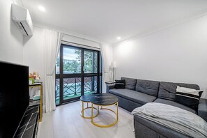 Sink into the L–shaped sofa and unwind with your favourite TV show, as fresh air flows in from the Juliet balcony.