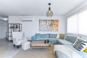 Living Room / Lounge