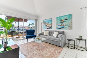 Living Room / Lounge