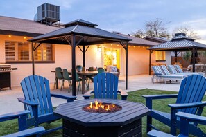 Unwind under the twinkling string lights, gather around the firepit with friends, and enjoy the ultimate Scottsdale outdoor experience. This backyard is made for unforgettable nights!