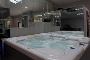 7 Person hot tub
