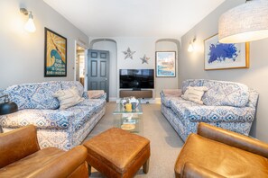 The Dolls House, Southwold: Sitting room for guests to unwind after a busy day at the beach