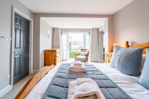 The Dolls House, Southwold: Master bedroom with king size bed and Juilet balcony