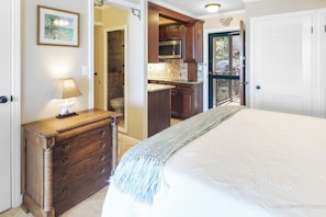 Immaculate Studio with plenty of storage!