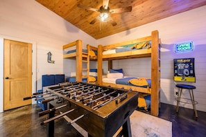 Bunk Room - 2 Triple Twin Bunks