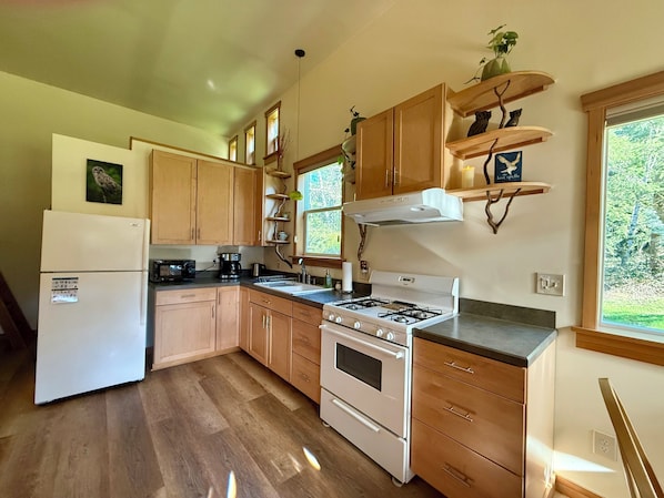 Fully equipped kitchen all essentials to make home cooked food.