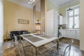 Kitchen / Kitchen table