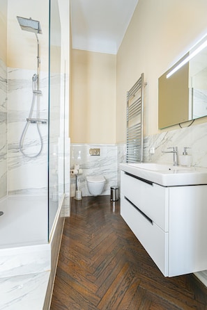 Bathroom 1 / From bedroom 1
