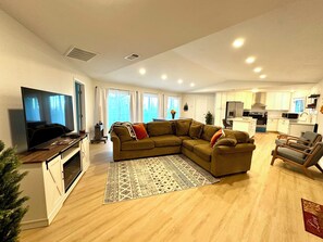 LIving room/Dining room/kitchen (1)