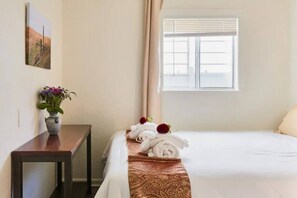 2nd smaller Bedroom. Queen size bed