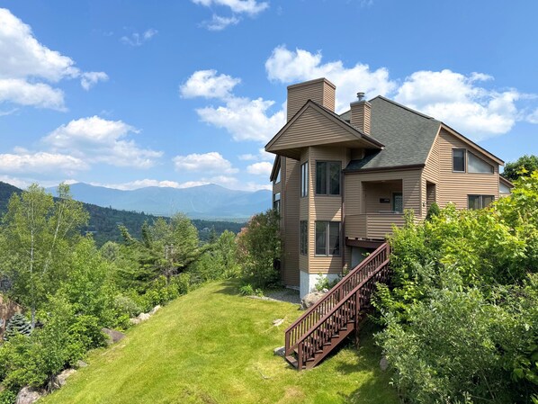 Welcome to Crawford Ridge! With beautiful views of the Presidential Range and convenient access to the Bretton Woods slopes!