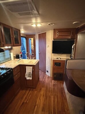 Facing the front door, kitchen and dining room. Smart TV, very spacious!