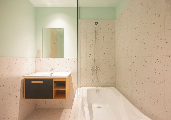 Deep-soaking bathtub