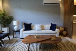 Sala con aire acondiconado, sofá se convierte en cama 
