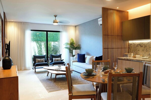 Sala y comedor, con acceso a jardín privado. En la sala se ubica el sofá cama 
