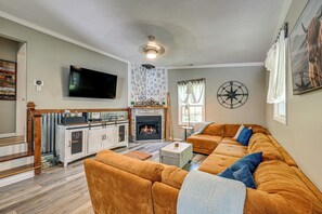 Living Room | Smart TV | Fireplace | Central Heating & A/C | Free WiFi