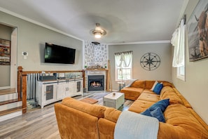 Living Room | Smart TV | Fireplace | Central Heating & A/C | Free WiFi