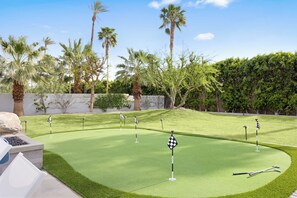 Private putting green. (Polo Villa 9)