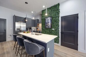 Kitchen area (Nash Landing)