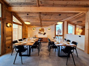 Chalet-oakwood-salle-a-manger-appartement-chalet-Les-Gets