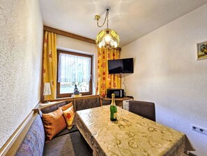 Möbel, Interior Design, Decke, Zuhause, Beleuchtung, Zimmer, Wohnzimmer, Wohnung, Couch, Light Fixture