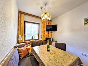 Möbel, Interior Design, Decke, Zuhause, Beleuchtung, Zimmer, Wohnzimmer, Wohnung, Couch, Light Fixture
