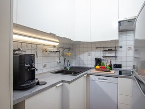 Küchengerät, Küche, Major Appliance, Countertop, Interior Design, Spüle, Flooring, Haushaltsgerät, Cabinetry, Beleuchtung