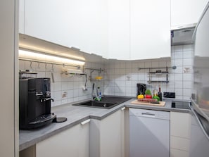 Küchengerät, Küche, Major Appliance, Countertop, Interior Design, Spüle, Flooring, Haushaltsgerät, Cabinetry, Beleuchtung