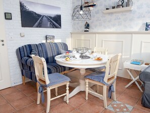 Möbel, Interior Design, Holz, Flooring, Tabelle, Fussboden, Beleuchtung, Zimmer, Stuhl, Esszimmer
